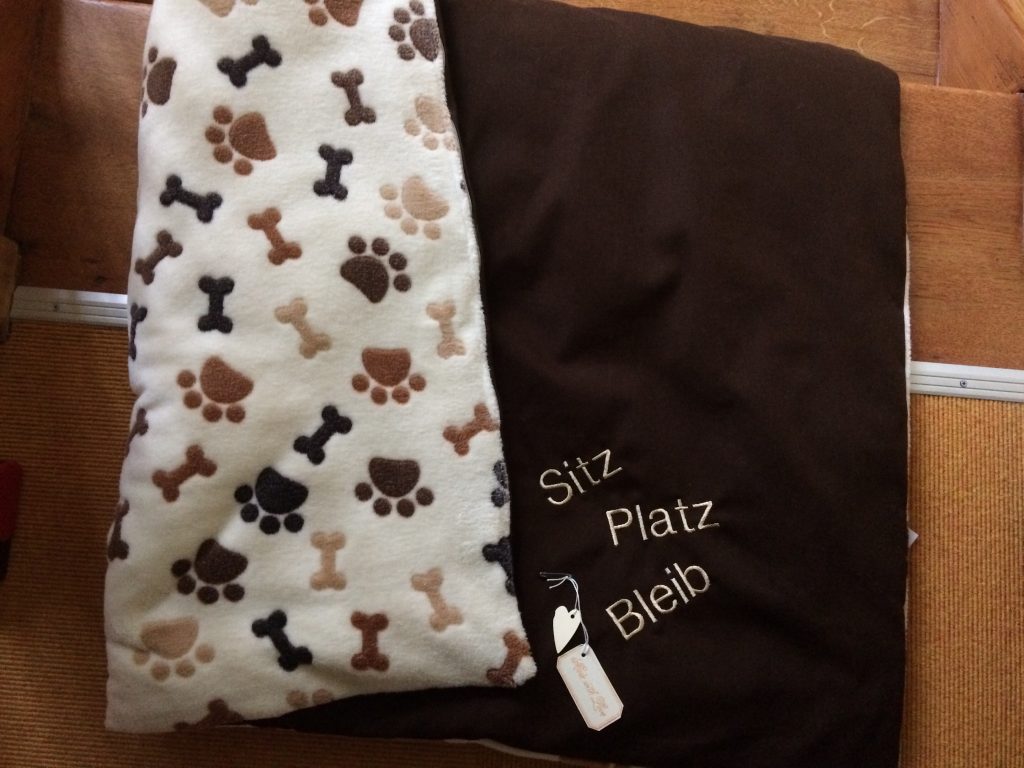 Hundedecke bestickt